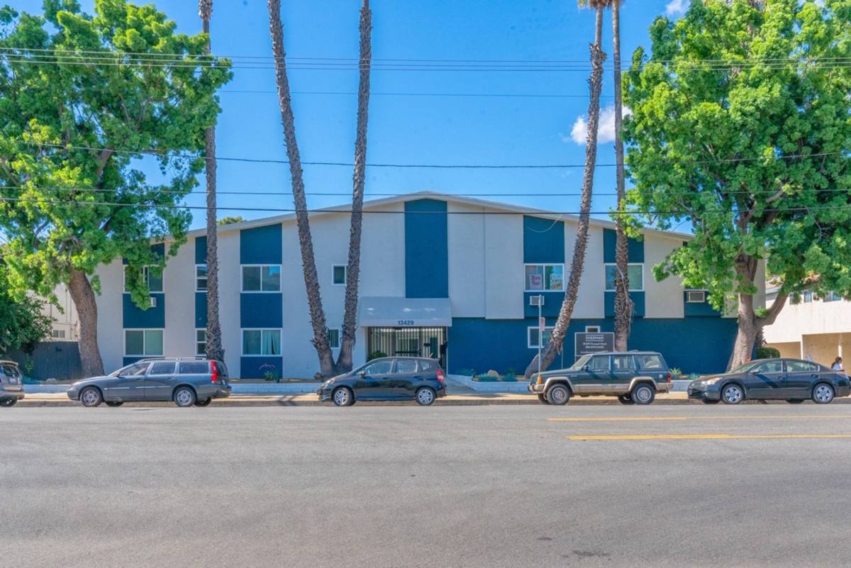 Apartment for rent at 13429 Moorpark St, Sherman Oaks, CA 91423