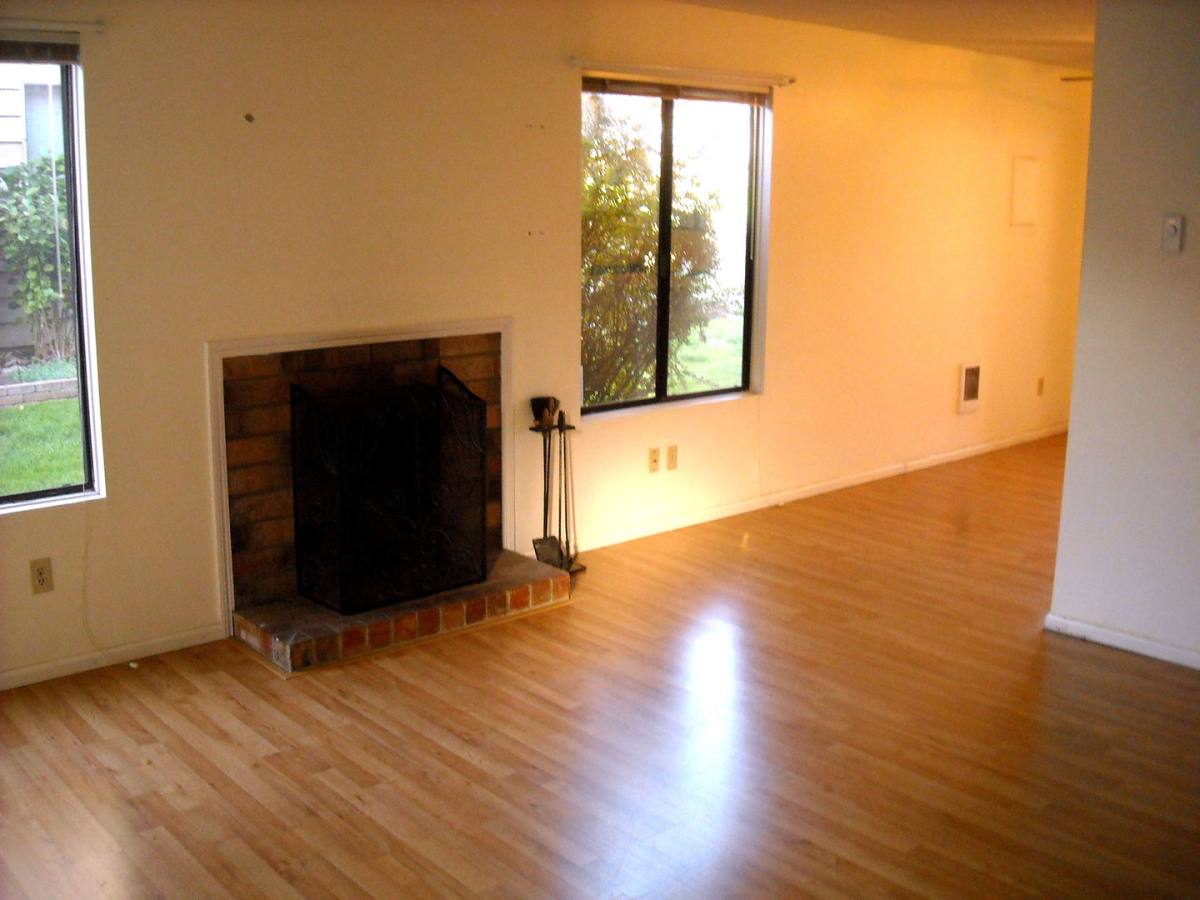 Townhouse for rent at 1359 Madras St SE, Salem, OR 97306