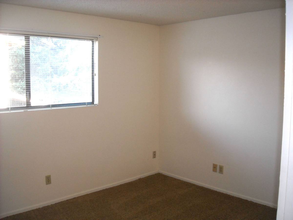 Townhouse for rent at 1359 Madras St SE, Salem, OR 97306