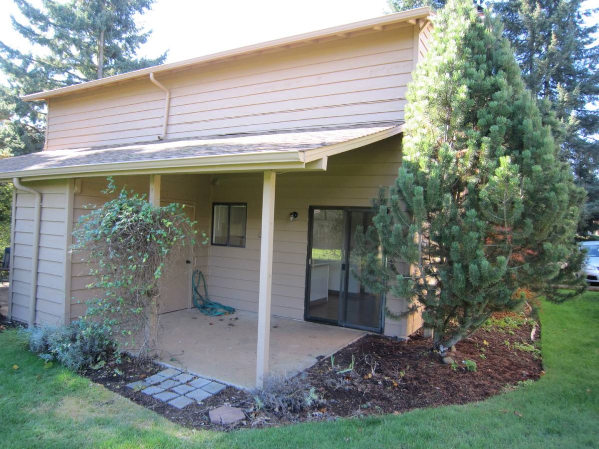 Townhouse for rent at 1359 Madras St SE, Salem, OR 97306