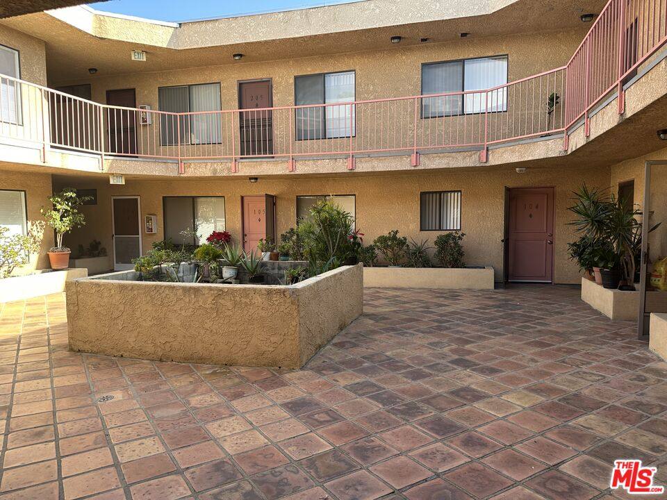Apartment for rent at 710 Crenshaw Blvd #201, Los Angeles, CA 90005