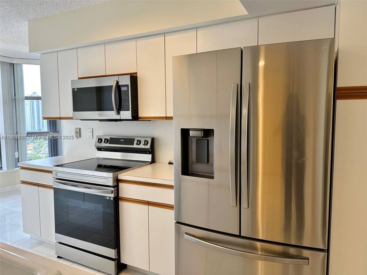 Apartment for rent at 19101 NE 36th Court #2008, Miami, FL 33180