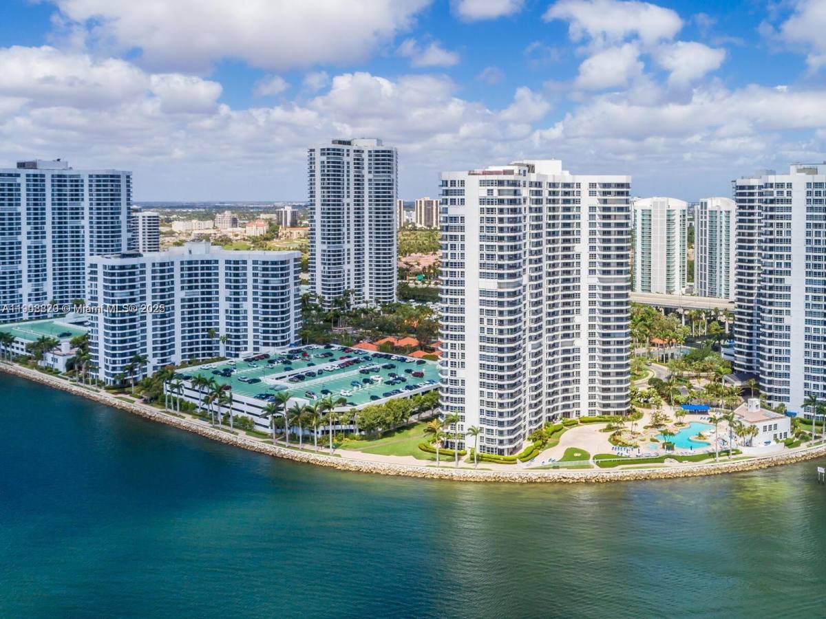 Apartment for rent at 19101 NE 36th Court #2008, Miami, FL 33180