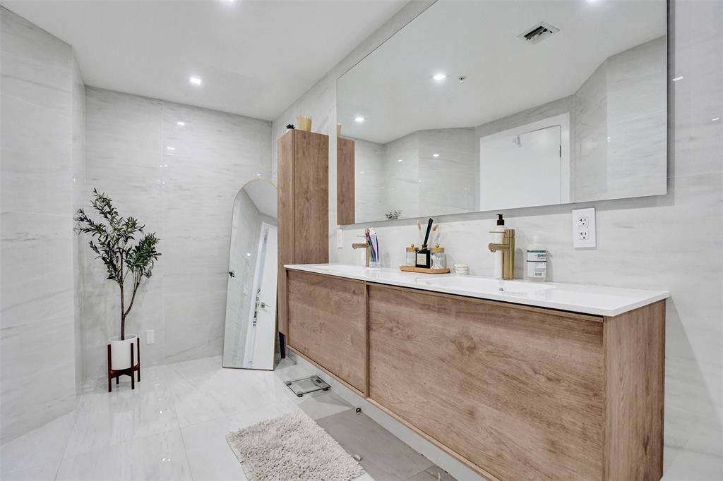 Apartment for rent at 3000 NE 188th St #402, Miami, FL 33180
