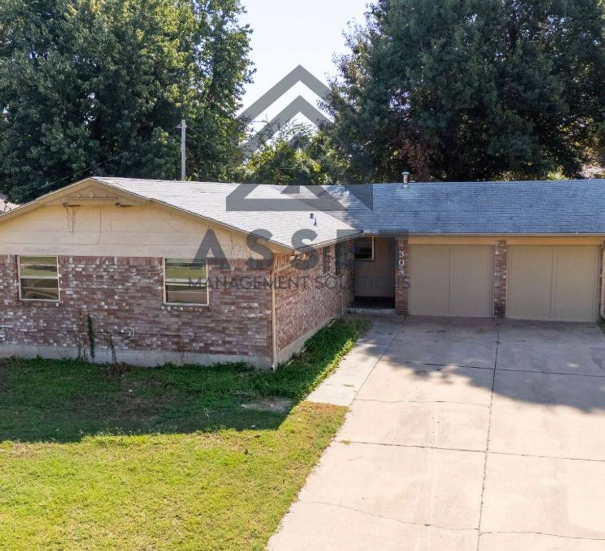 House for rent at 304 W Campbell Dr, Oklahoma City, OK 73110