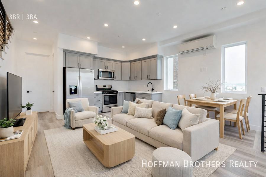 Townhouse for rent at 527 N Normandie Ave, Los Angeles, CA 90004