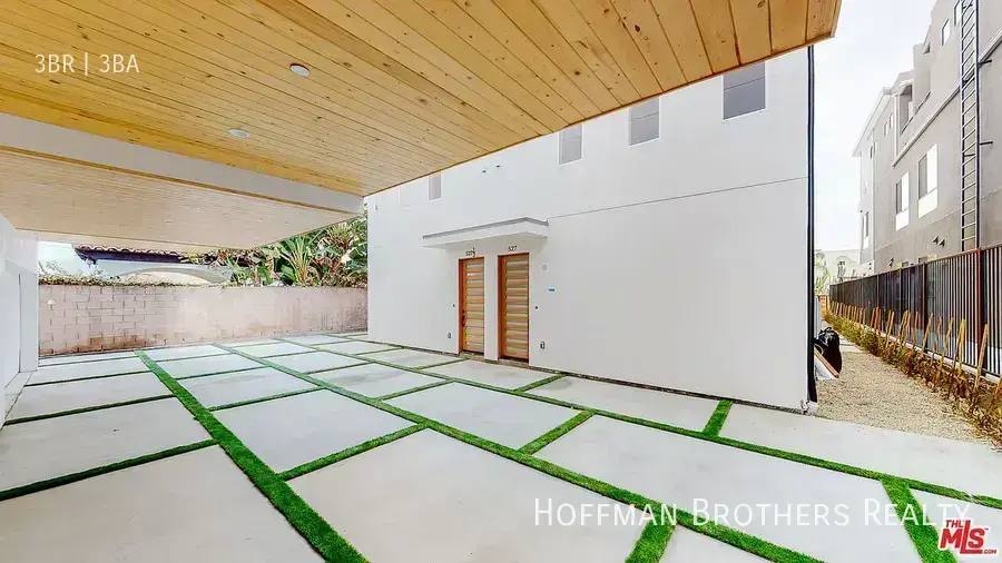 Townhouse for rent at 527 N Normandie Ave, Los Angeles, CA 90004