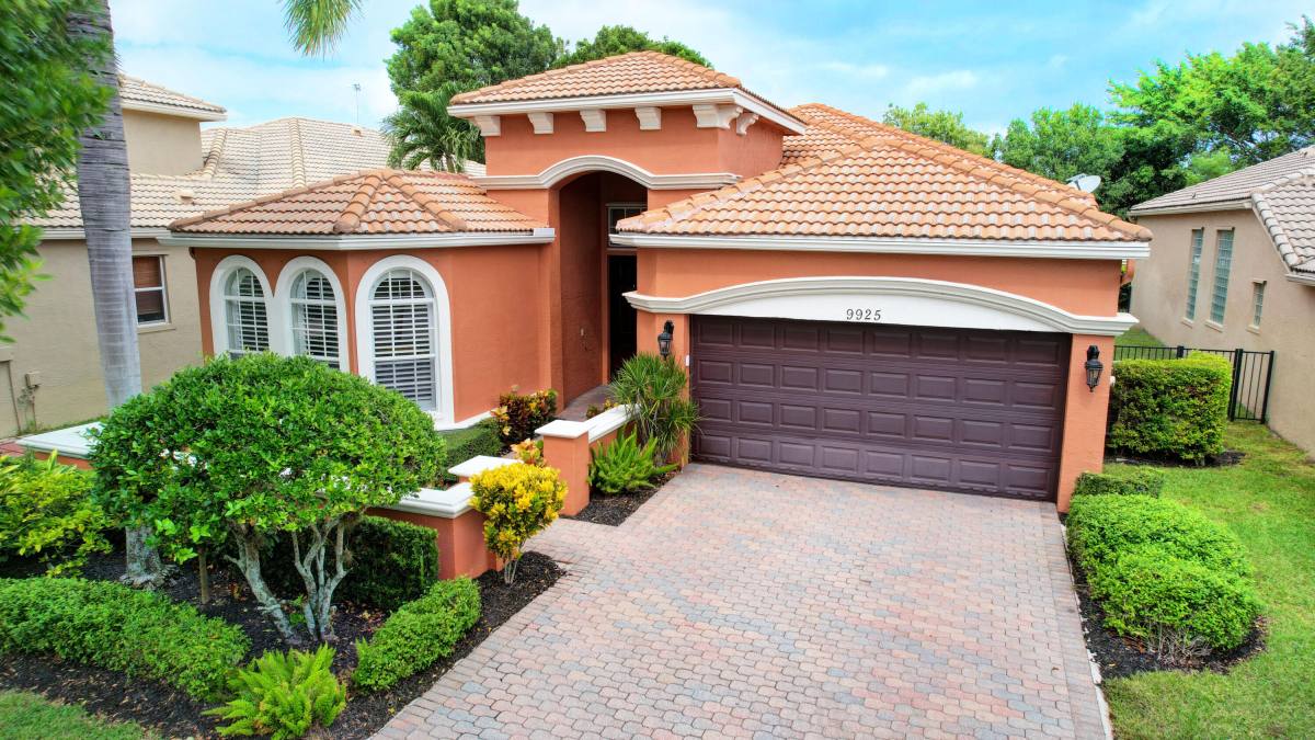 Apartment for rent at 9925 Via Elegante, West Palm Beach, FL 33411