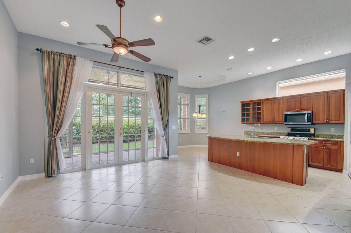Apartment for rent at 9925 Via Elegante, West Palm Beach, FL 33411