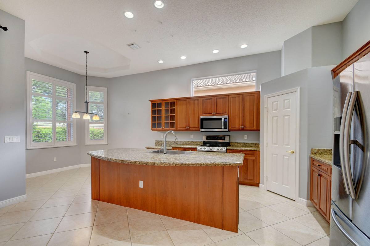 Apartment for rent at 9925 Via Elegante, West Palm Beach, FL 33411