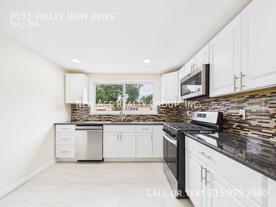 House for rent at 2033 Valley View Dr, Folcroft, PA 19032