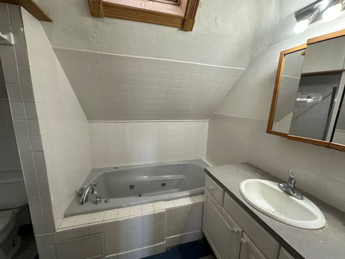 Apartment for rent at 600 W High St, Peoria, IL 61606