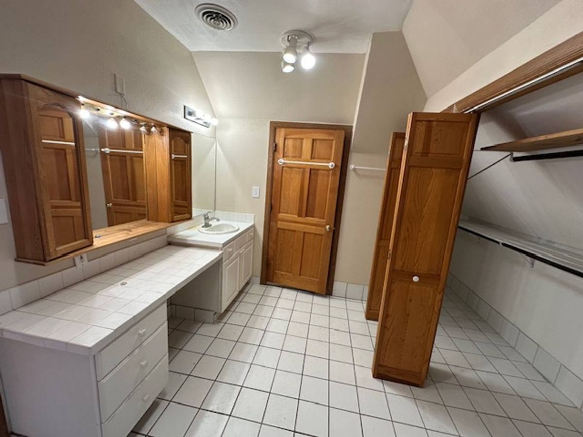 Apartment for rent at 600 W High St, Peoria, IL 61606
