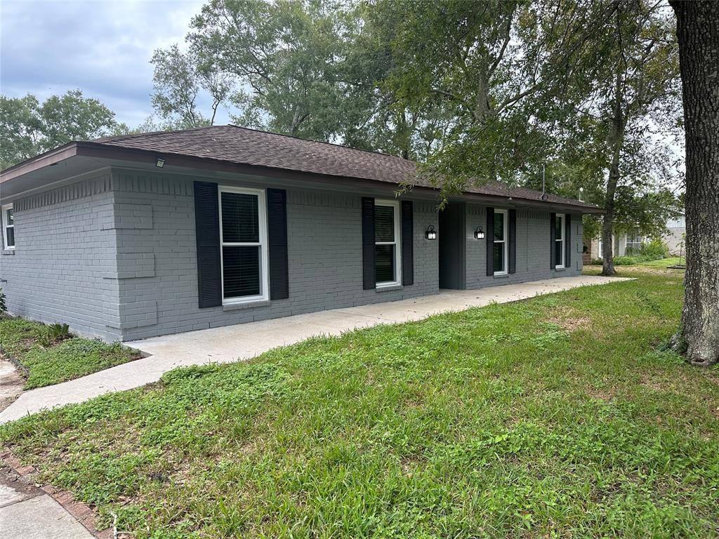 Apartment for rent at 228 Oak Manor Dr #228, Alvin, TX 77511