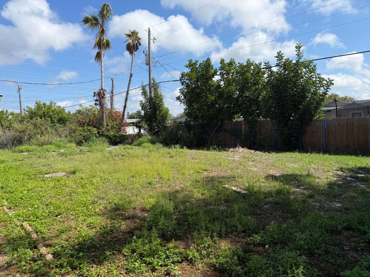 Apartment for rent at 2208 N Lockwood Ridge Rd, Sarasota, FL 34234