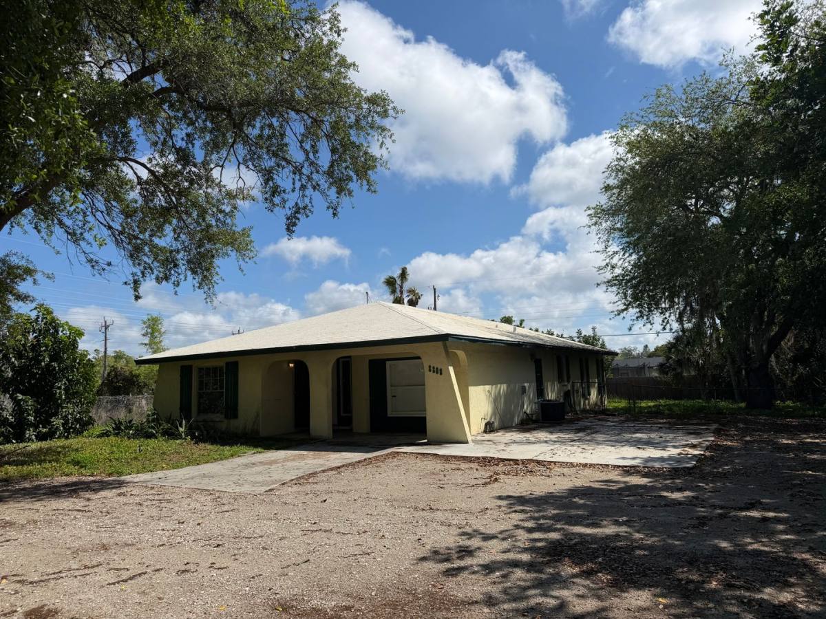 Apartment for rent at 2208 N Lockwood Ridge Rd, Sarasota, FL 34234