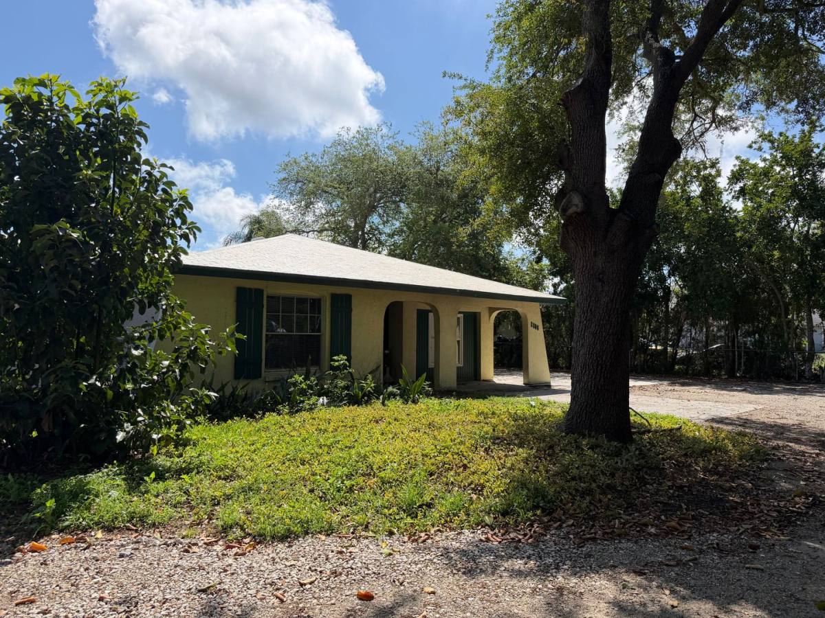 Apartment for rent at 2208 N Lockwood Ridge Rd, Sarasota, FL 34234