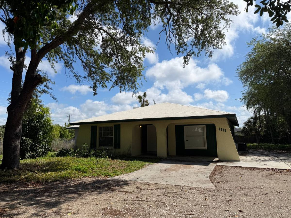 Apartment for rent at 2208 N Lockwood Ridge Rd, Sarasota, FL 34234