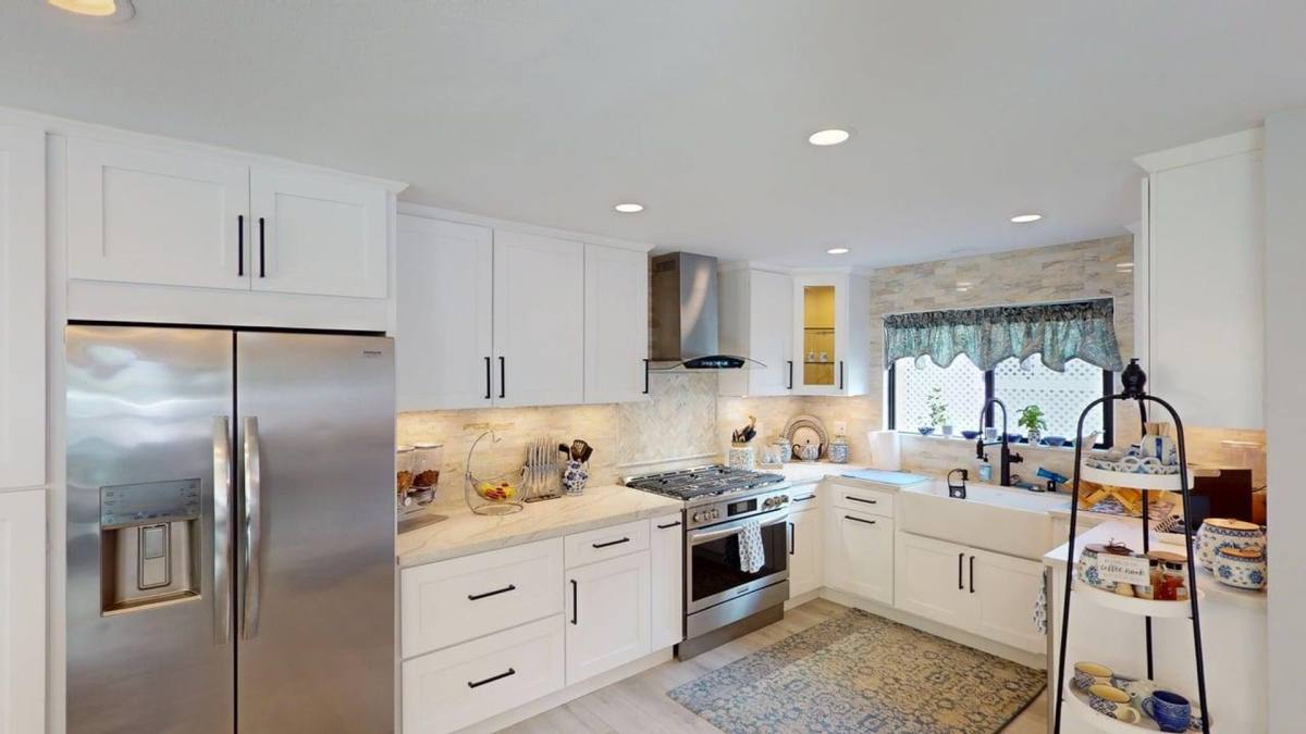 Apartment for rent at 962 E Ave, Coronado, CA 92118