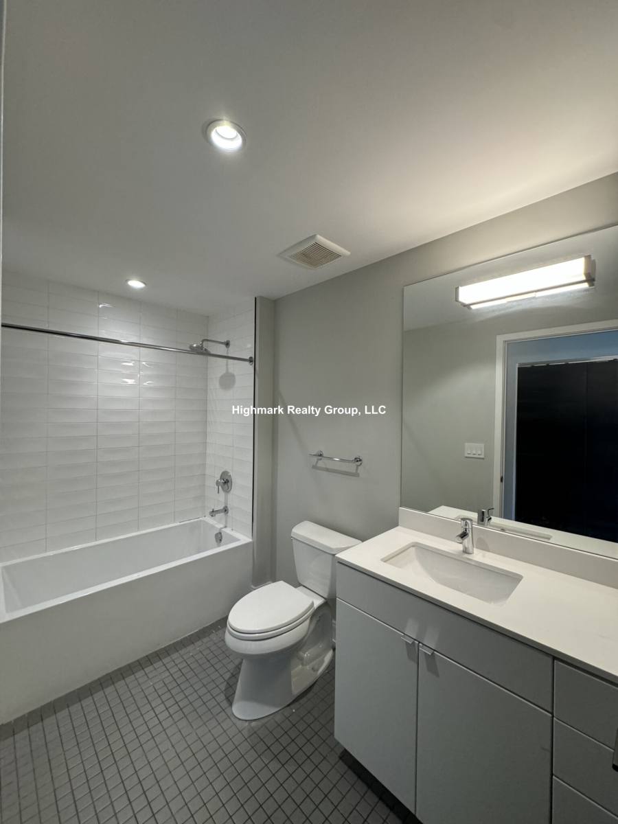 Apartment for rent at 941 W Belmont Ave #507N, Chicago, IL 60657