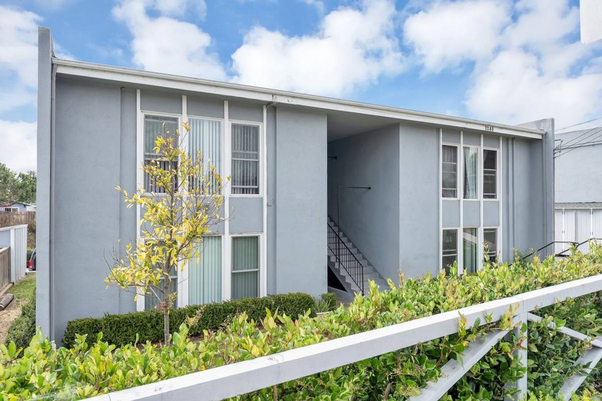 Apartment for rent at 2244-2250 Canyon Dr, Costa Mesa, CA 92627