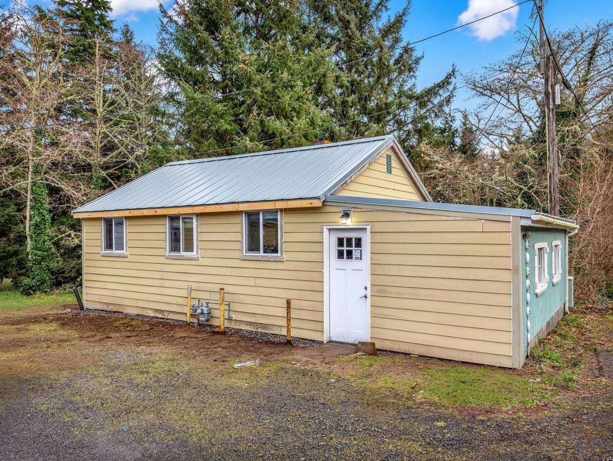 Apartment for rent at 91907-91917 Highway, Warrenton, OR 97146