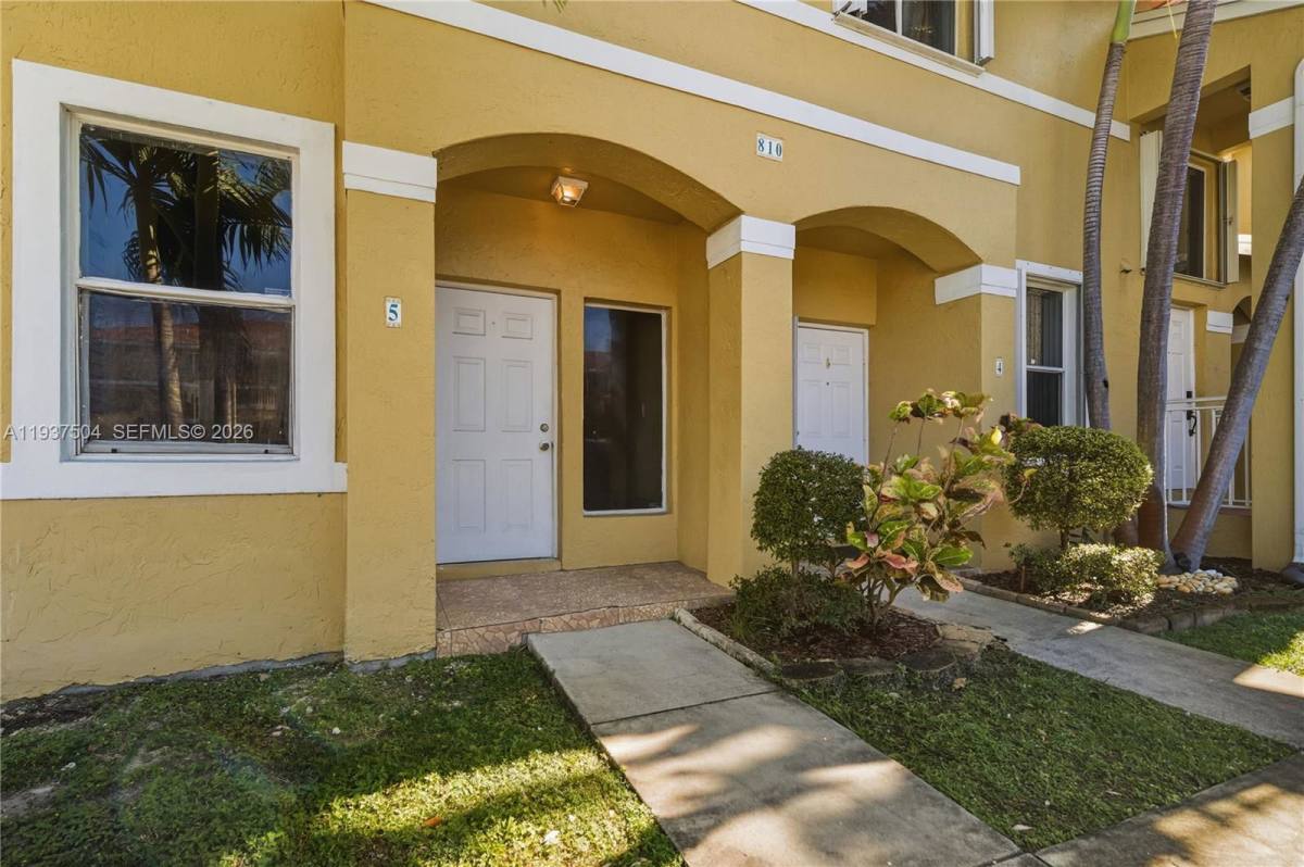 Townhouse for rent at 810 NE 212th Terrace #5, Miami, FL 33180