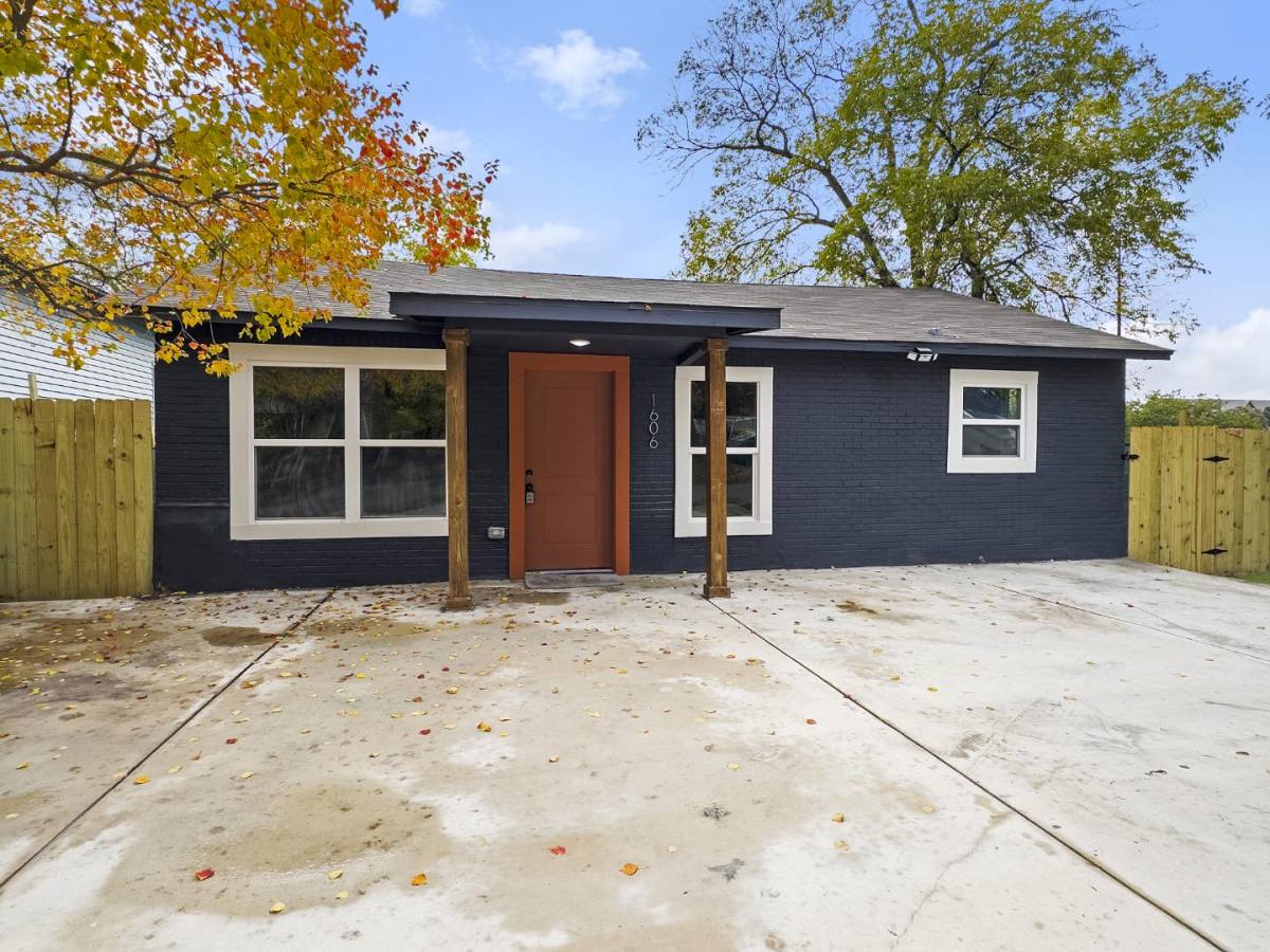 Apartment for rent at 1606 W Wildwood Dr, San Antonio, TX 78201