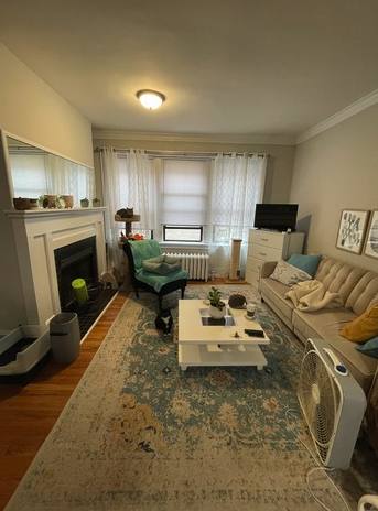 Apartment for rent at 631 W Roscoe St #B1, Chicago, IL 60657