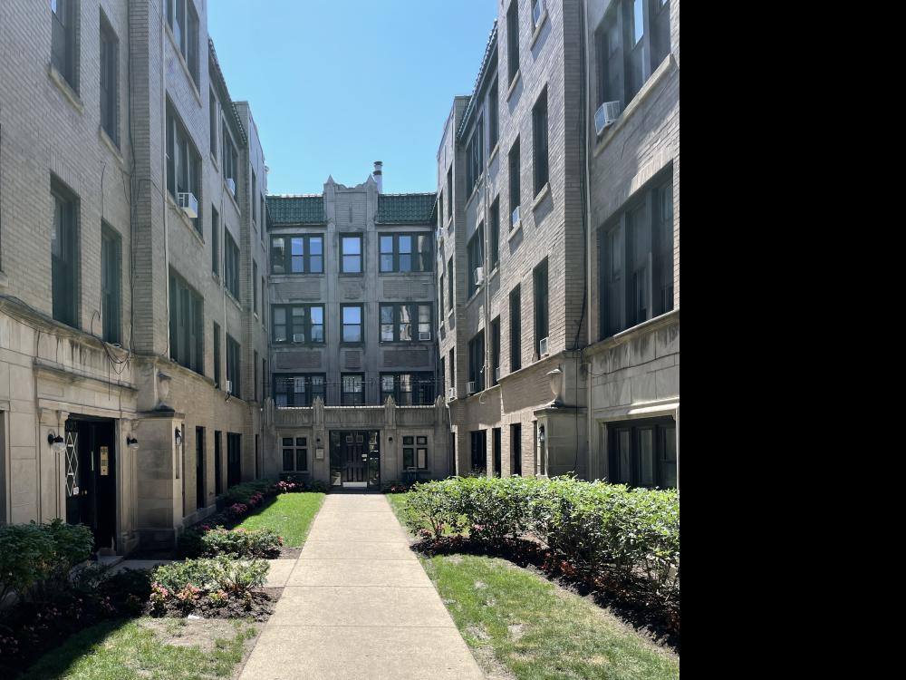 Apartment for rent at 631 W Roscoe St #B1, Chicago, IL 60657