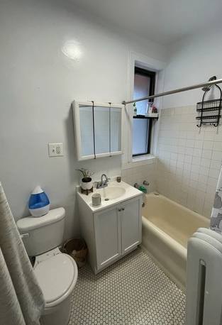 Apartment for rent at 631 W Roscoe St #B1, Chicago, IL 60657