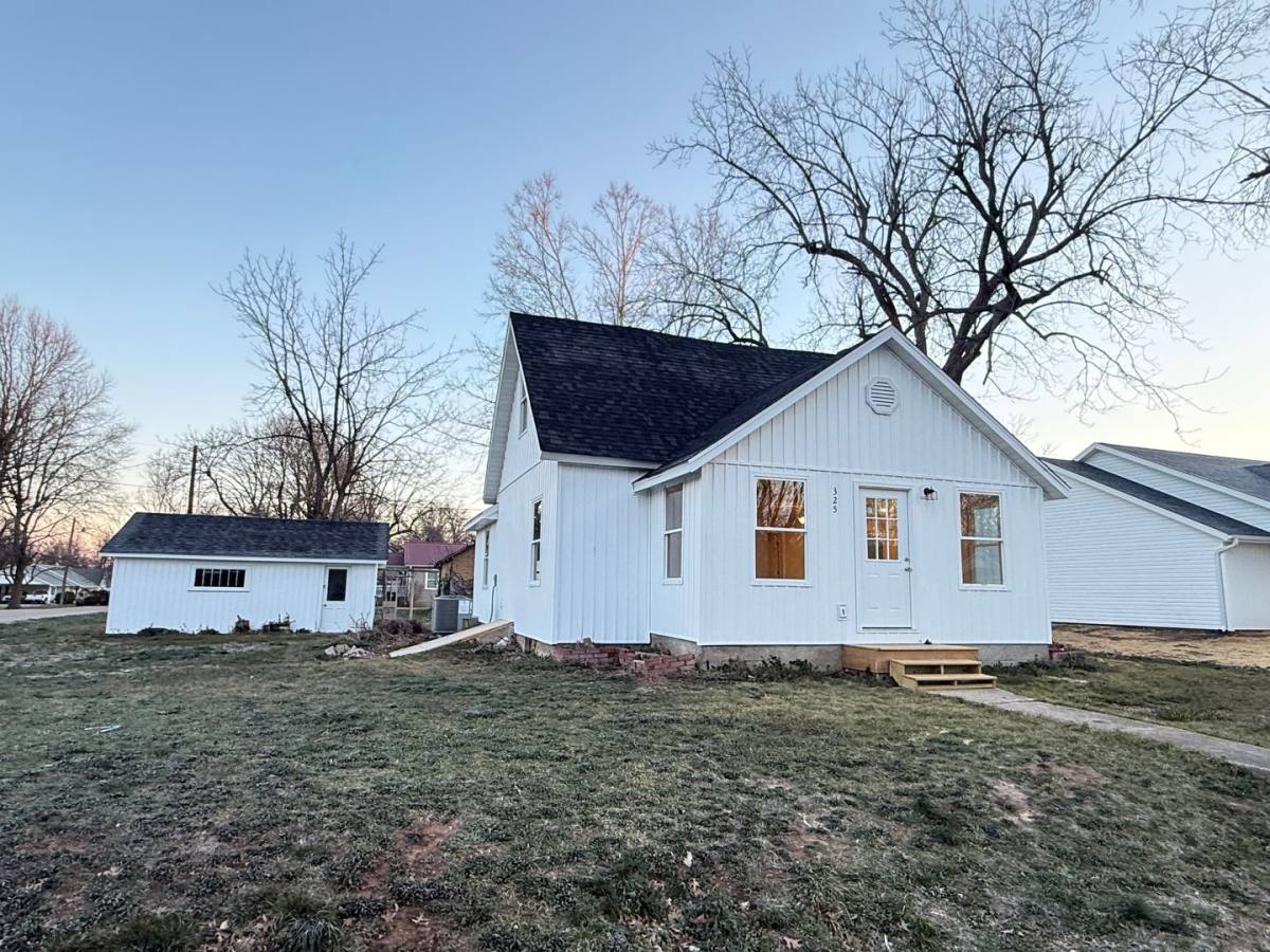 House for rent at 325 W Tyndall, Aurora, MO 65605