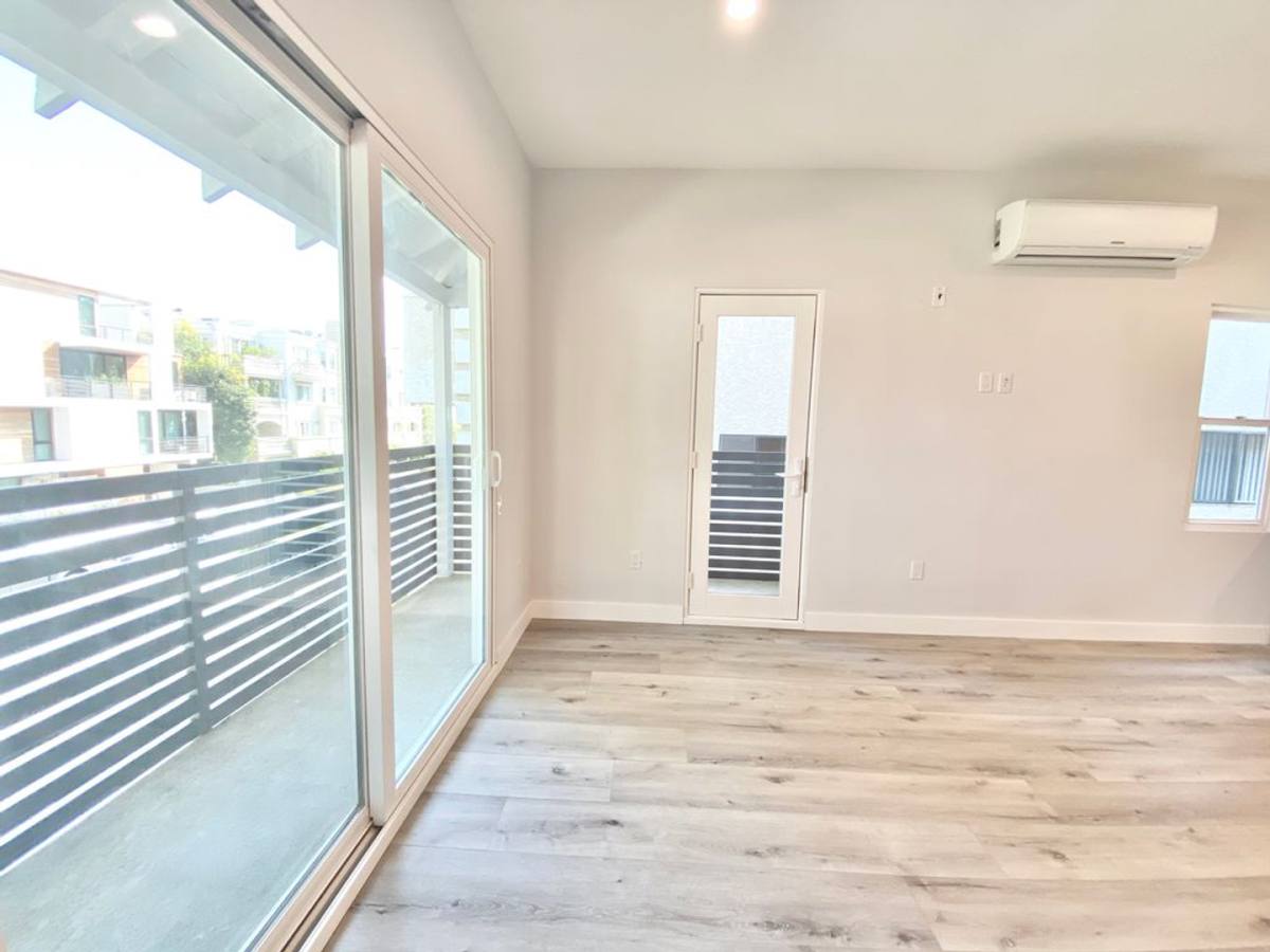 Apartment for rent at 141 N Swall Dr, Los Angeles, CA 90048