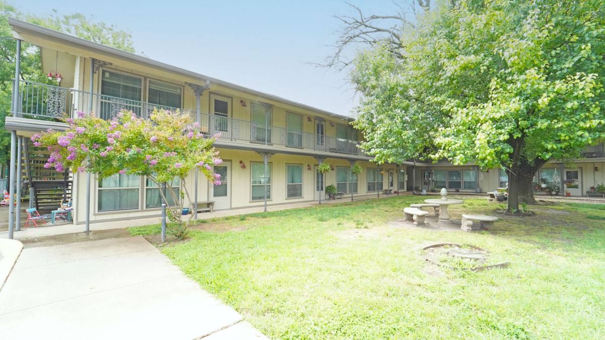 Townhouse for rent at 202 E Oak St, Weatherford, TX 76086