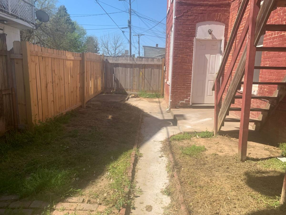 Apartment for rent at 124 N W St, York, PA 17401