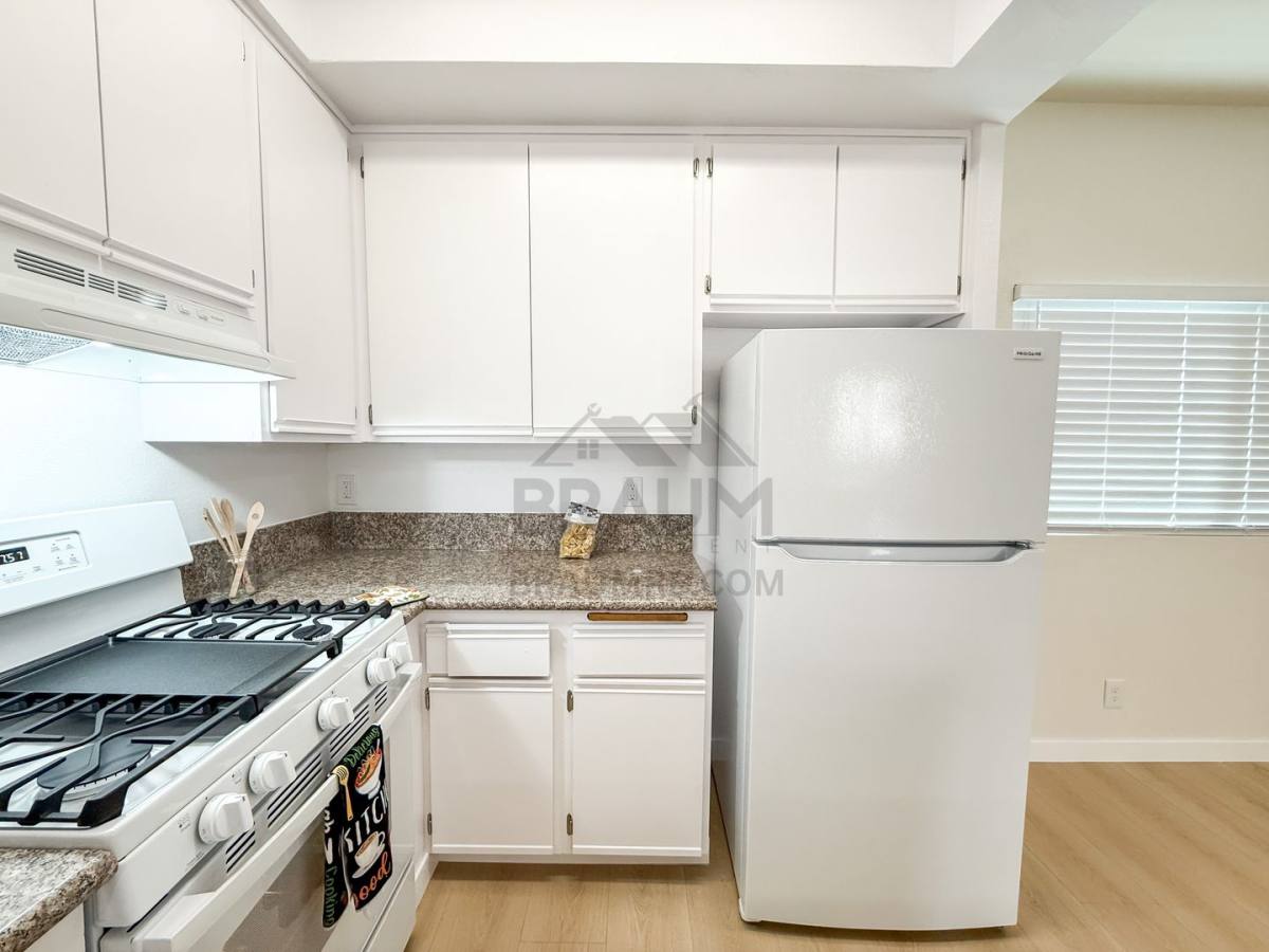 Apartment for rent at 11459 Collins St, North Hollywood, CA 91601