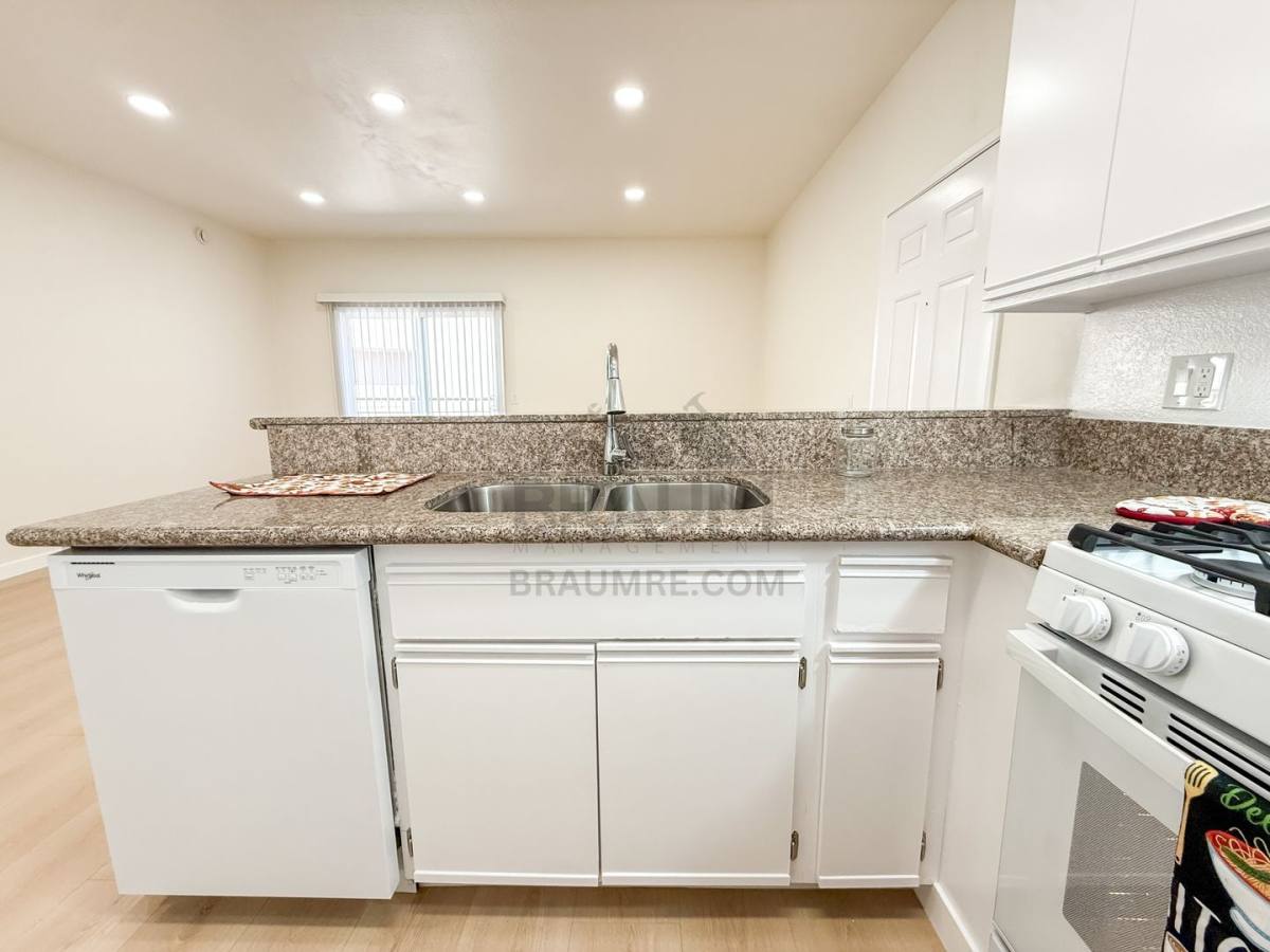 Apartment for rent at 11459 Collins St, North Hollywood, CA 91601