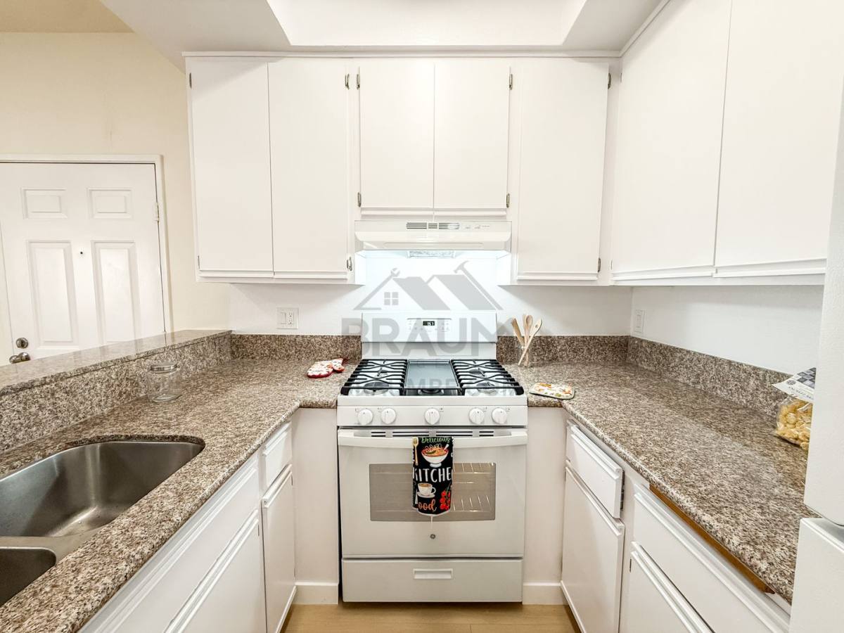 Apartment for rent at 11459 Collins St, North Hollywood, CA 91601