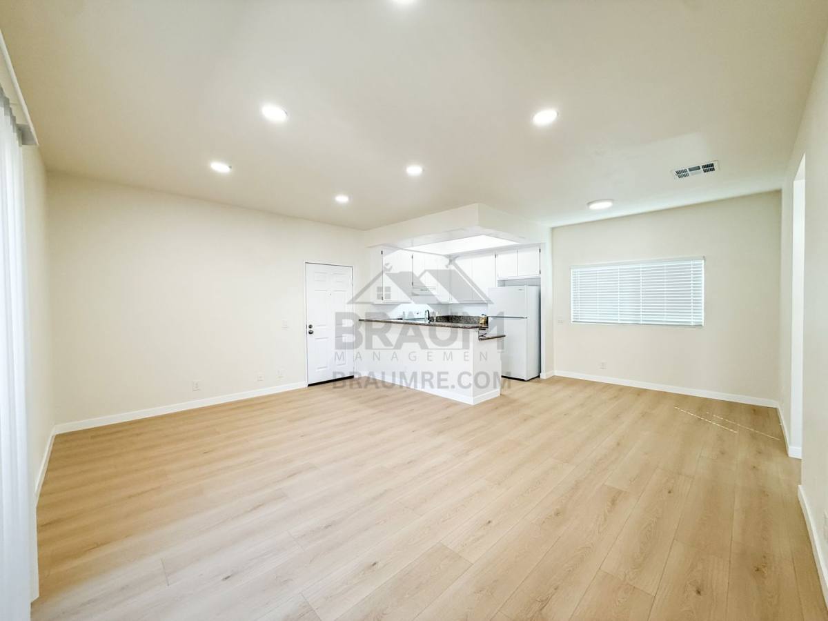 Apartment for rent at 11459 Collins St, North Hollywood, CA 91601