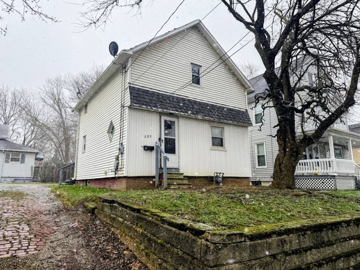 House for rent at 689 Kling St, Akron, OH 44311