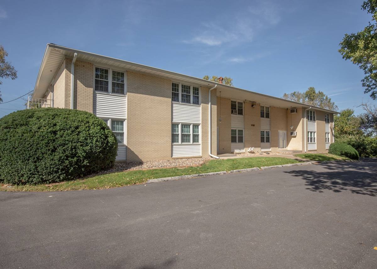 Apartment for rent at 1016 Lincoln Rd, Bettendorf, IA 52722