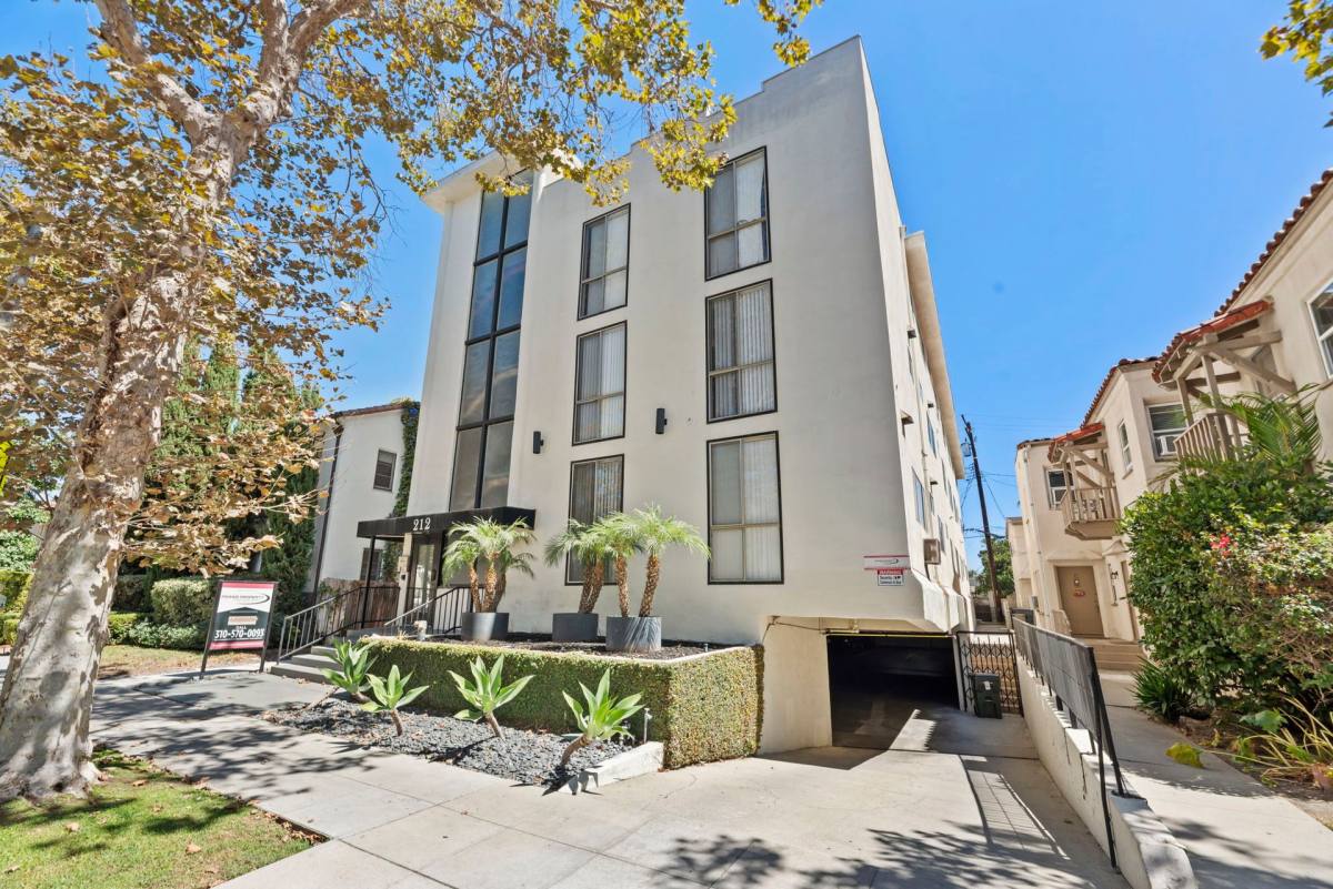 Apartment for rent at 212 S Arnaz Dr, Beverly Hills, CA 90211