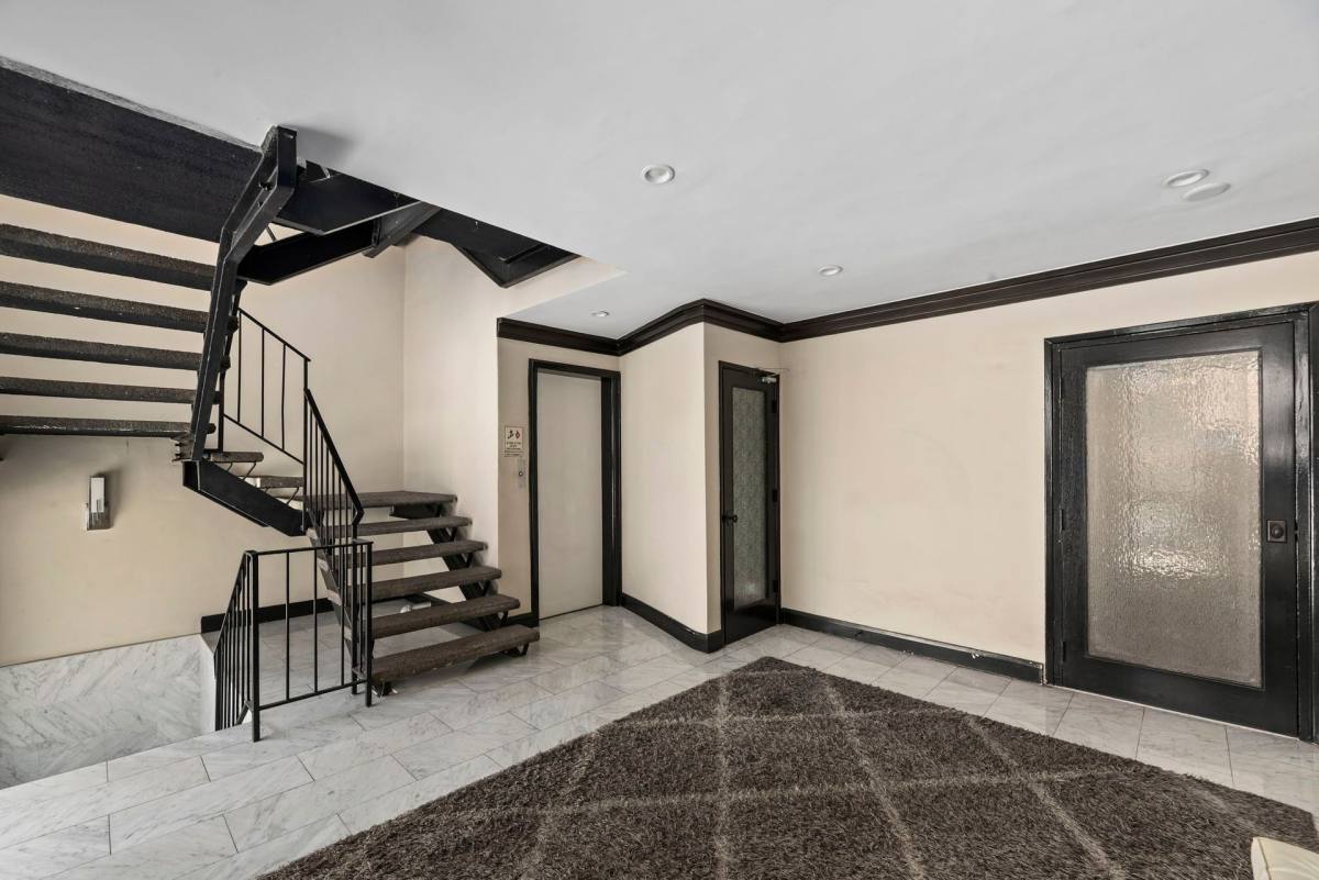Apartment for rent at 212 S Arnaz Dr, Beverly Hills, CA 90211