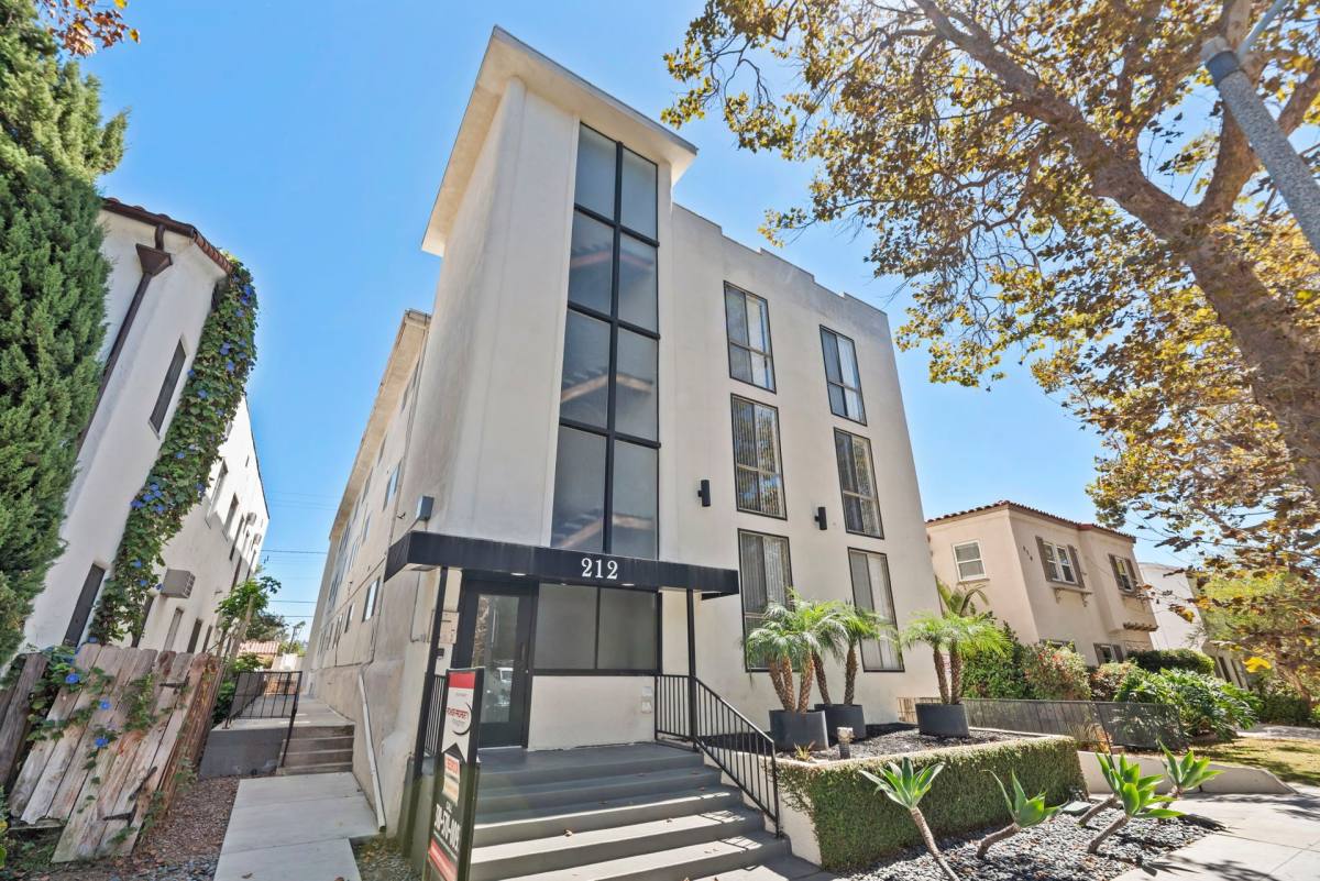 Apartment for rent at 212 S Arnaz Dr, Beverly Hills, CA 90211