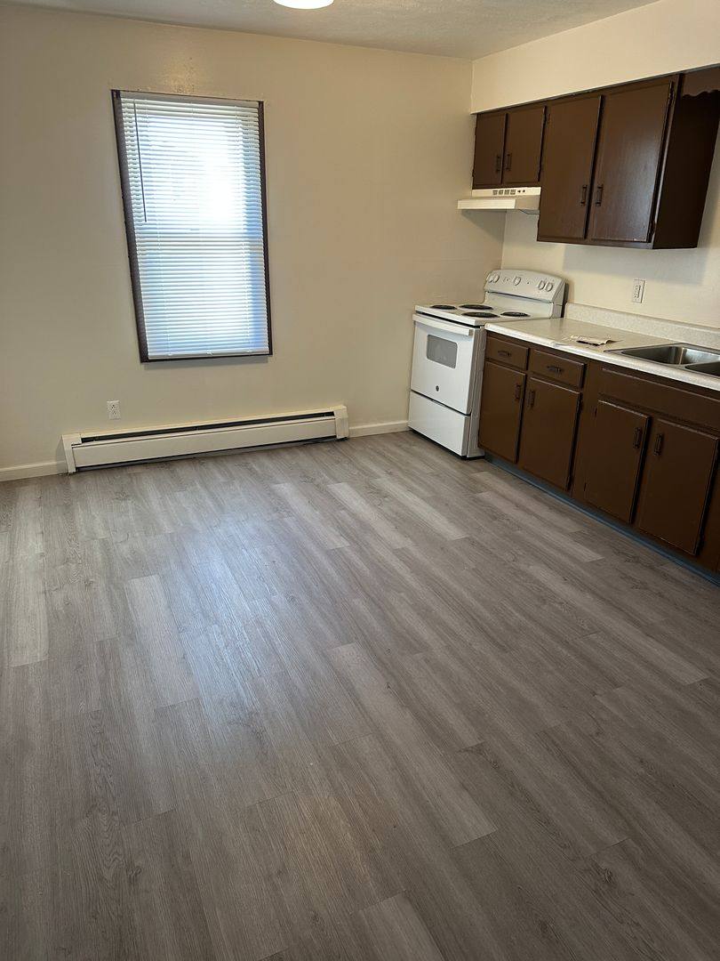 Apartment for rent at 430 9th St, Struthers, OH 44471