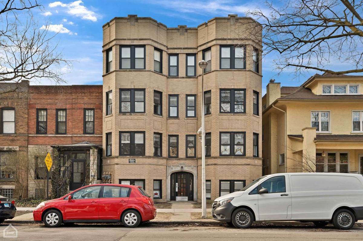 Apartment for rent at 2173 W Wilson Ave, Chicago, IL 60625