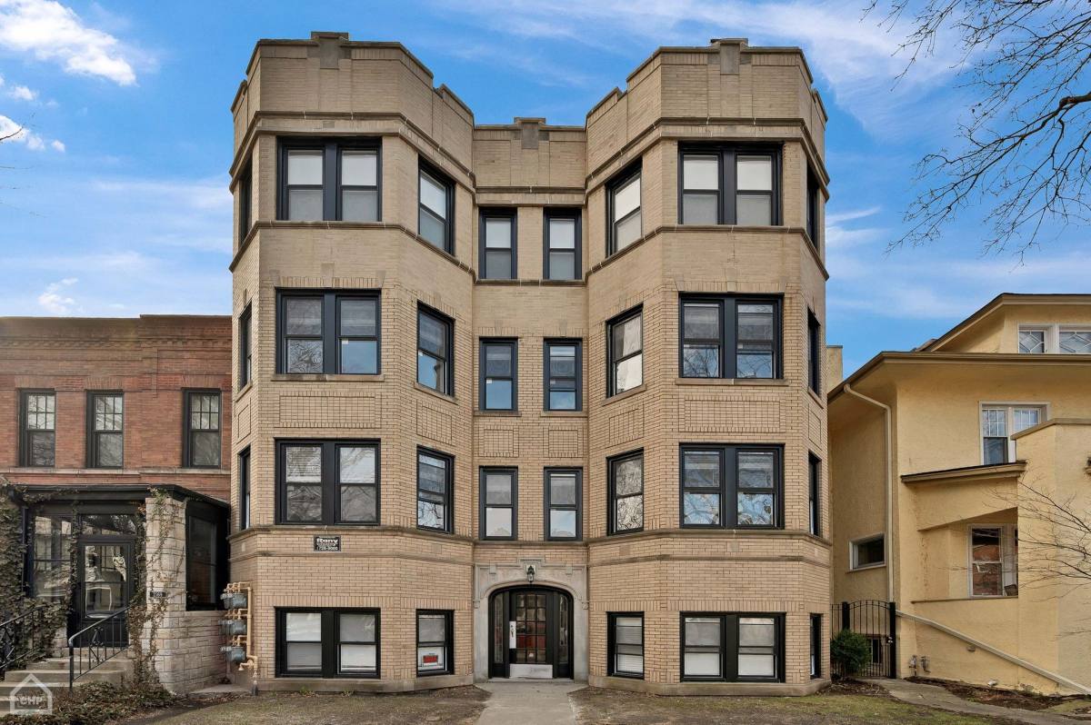 Apartment for rent at 2173 W Wilson Ave, Chicago, IL 60625