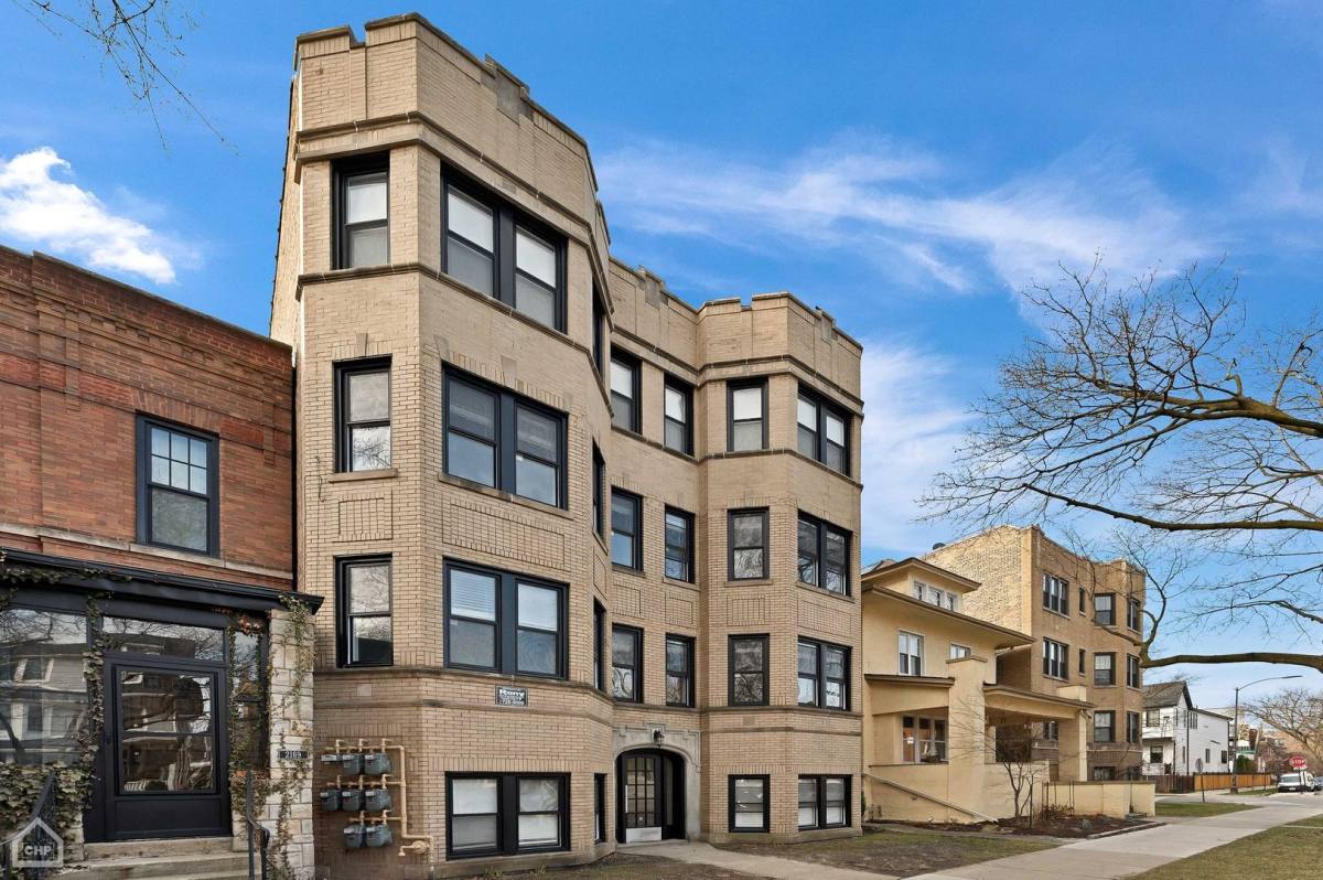 Apartment for rent at 2173 W Wilson Ave, Chicago, IL 60625