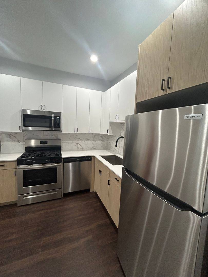 Apartment for rent at 2173 W Wilson Ave, Chicago, IL 60625