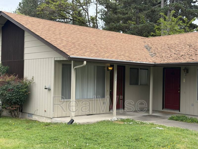 Apartment for rent at 1223 NW Highland Ave #B, Grants Pass, OR 97526
